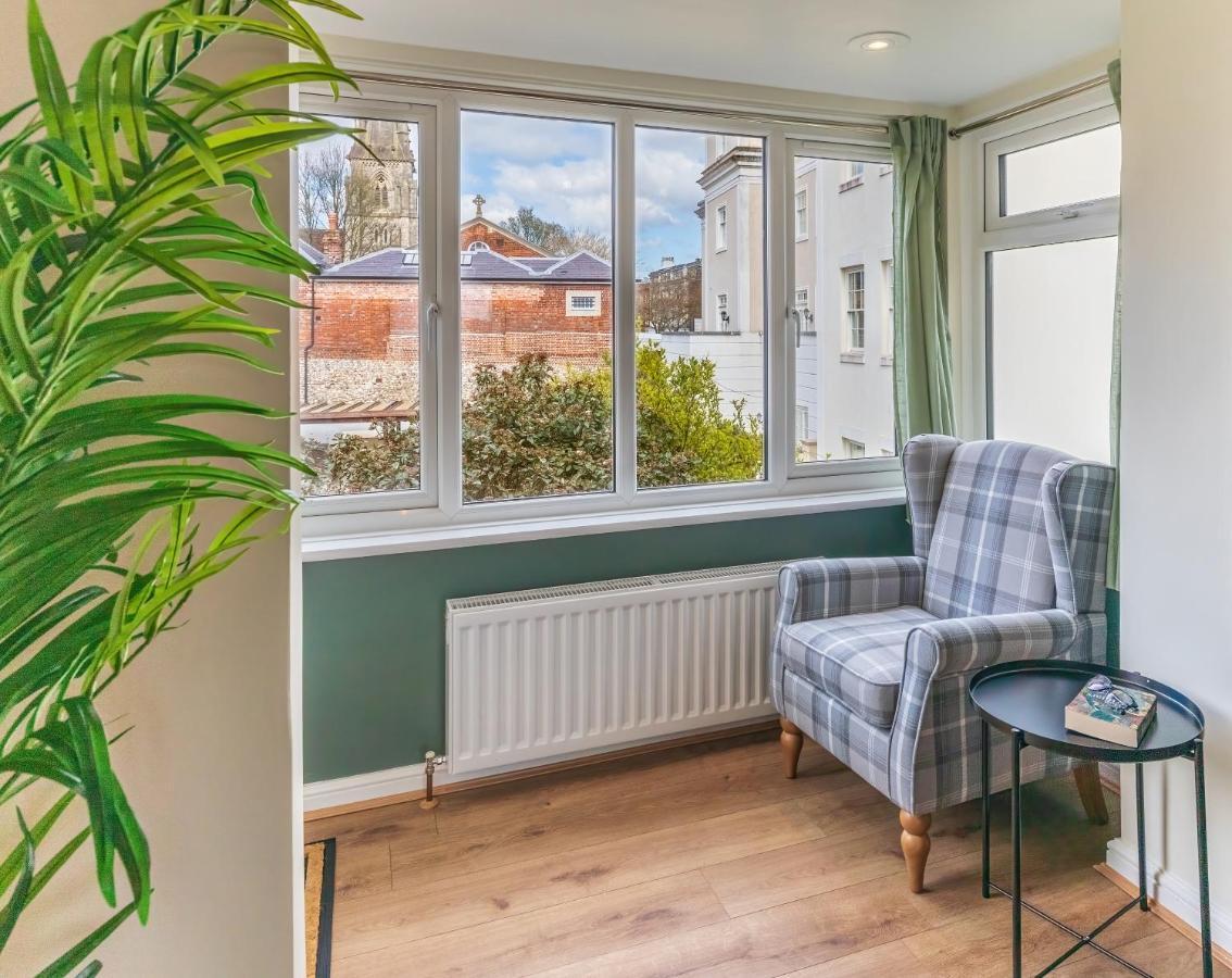 4 Bed City House With Private Garden And Parking Winchester Exterior photo