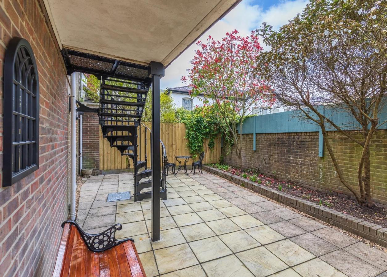 4 Bed City House With Private Garden And Parking Winchester Exterior photo